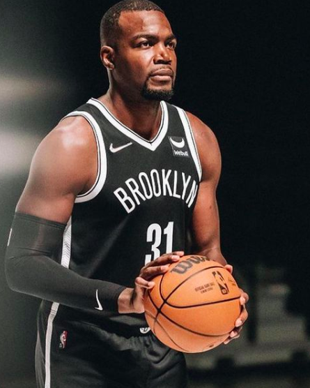 爱游戏官网包含今晚体能课后，孟菲斯灰熊更衣室发声备战欧冠，更衣室稳定，赛程密集仍需轮换的词条