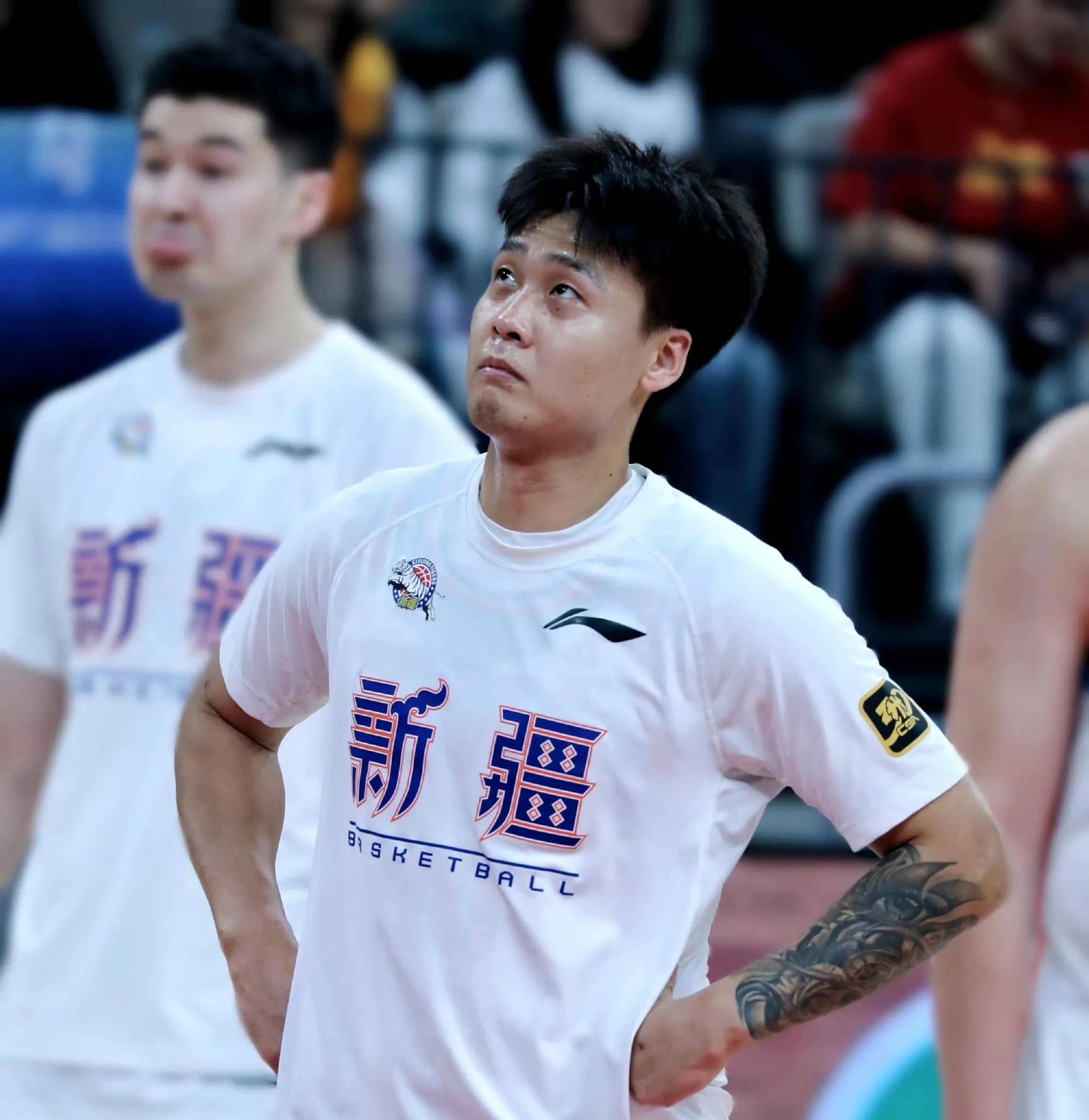 包含冲刺阶段CBA季后赛焦点战，菲尼克斯太阳更衣室发声，引发热议，训练强度明显提升的词条