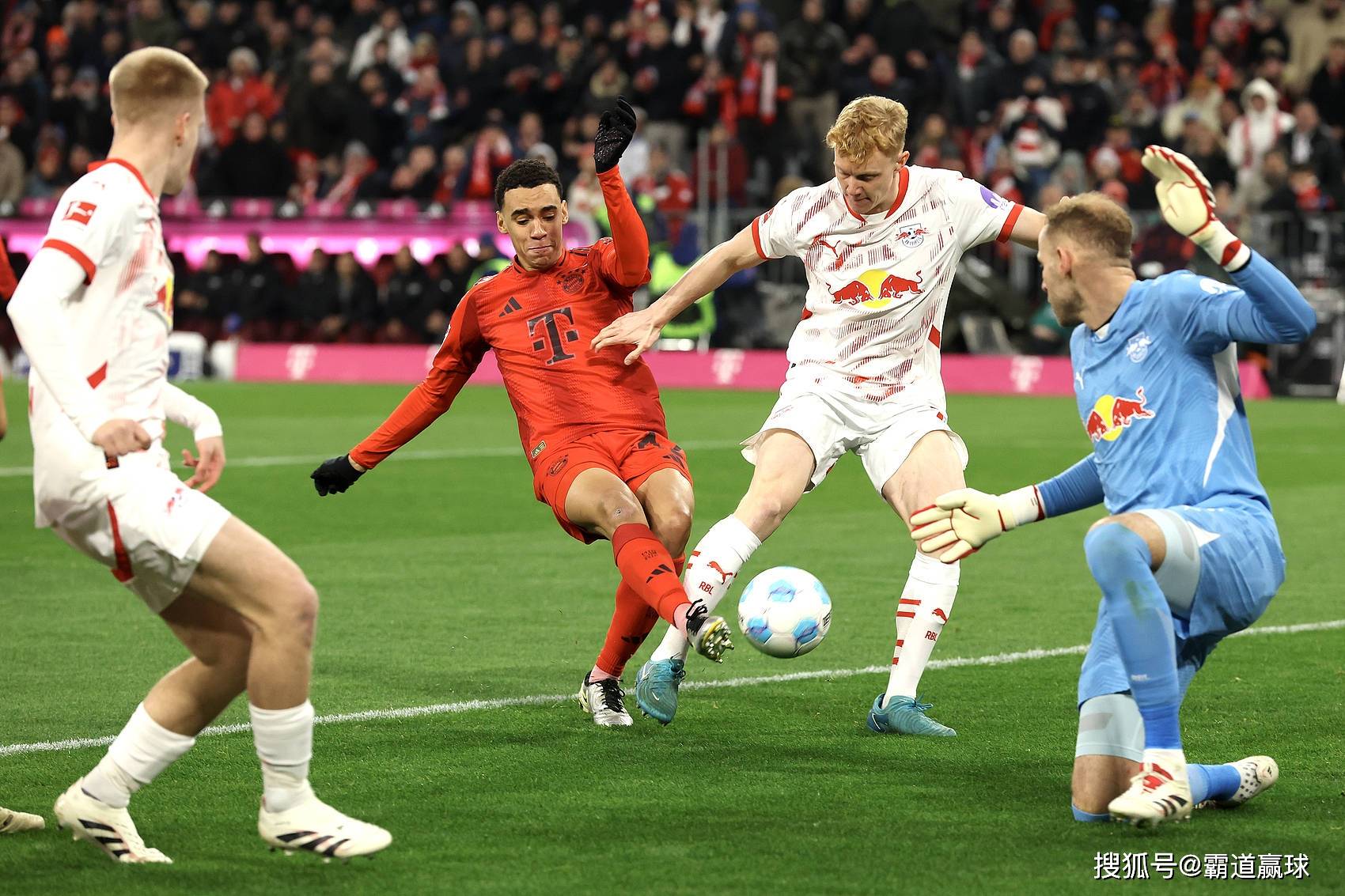 包含拜仁慕尼黑今晨防线松动；志在德甲名次提升；气氛紧张；轮换策略成焦点的词条